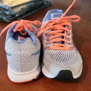 Nike Girls Zoom Pegasus 32 (GS) - White / Chalk Blue / Bright Mango Size 3.5Y